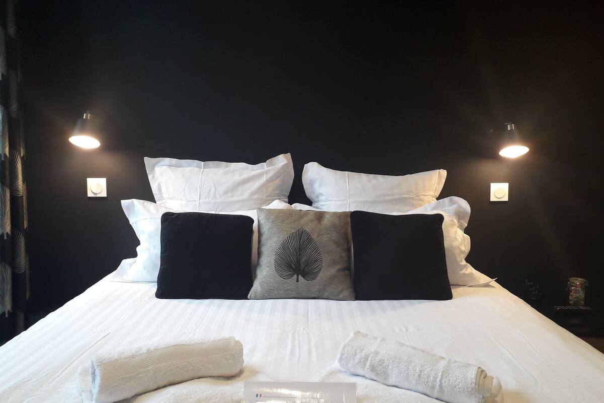 room, connecting rooms (l'amoureuse, 1st floor) | 1 bedroom, desk, blackout curtains, soundproofing