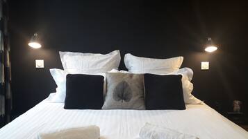 Kamer, kamers met tussendeur (L'Amoureuse, 1st Floor) | 1 slaapkamer, een bureau, verduisterende gordijnen, geluiddichte muren