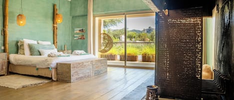 9 slaapkamers, een bureau, een strijkplank/strijkijzer, reisbedje