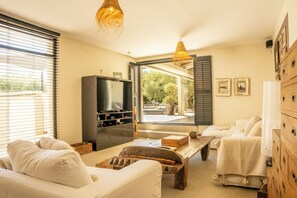 電視、壁爐、足球機、乒乓球設施