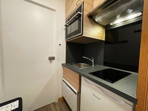 Een koelkast, een oven, een vaatwasser, een koffiezetapparaat/waterkoker