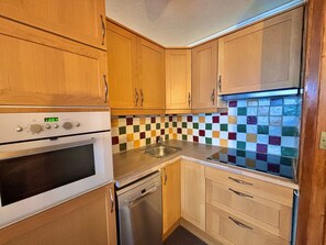 Fridge, oven, dishwasher, coffee/tea maker - Sunny South-Facing Apartment for 4 in the Heart of Les Menuires (Les Menuires)