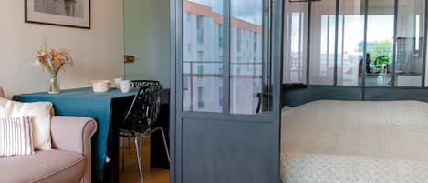 Travel cot, free WiFi