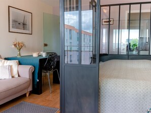 Travel crib, free WiFi