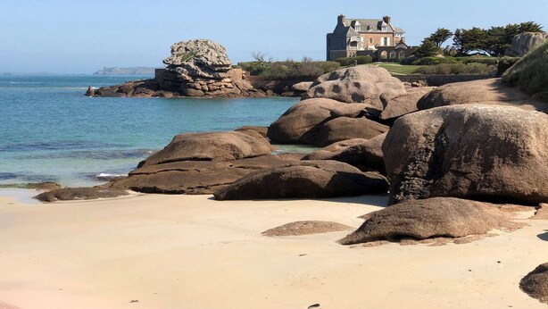 A coastal property with a large house, rocky beach, and clear blue sea. - Renovated apartment with terrace 200m from beaches in Trégastel (Trégastel)