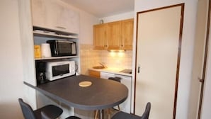 Private kitchen - Charming studio cabin with enclosed garage in Les Saisies (Les Saisies)