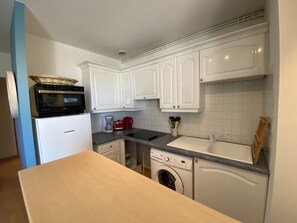 Kjøleskap, ovn, kokeplater og kaffetrakter/tekoker