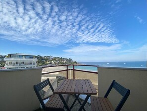 Outdoor dining - Top-floor apartment with sea view in Perros-Guirec, Trestraou beach (Perros-Guirec)