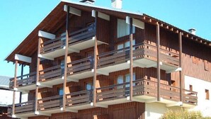 A multi-story wooden building with balconies. - Renovated 2-room with parking and wifi, pets allowed - Les Saisies (Les Saisies)