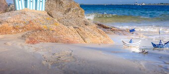 Modern 3-room apartment with balcony, elevator, close to beaches and shops, parking included