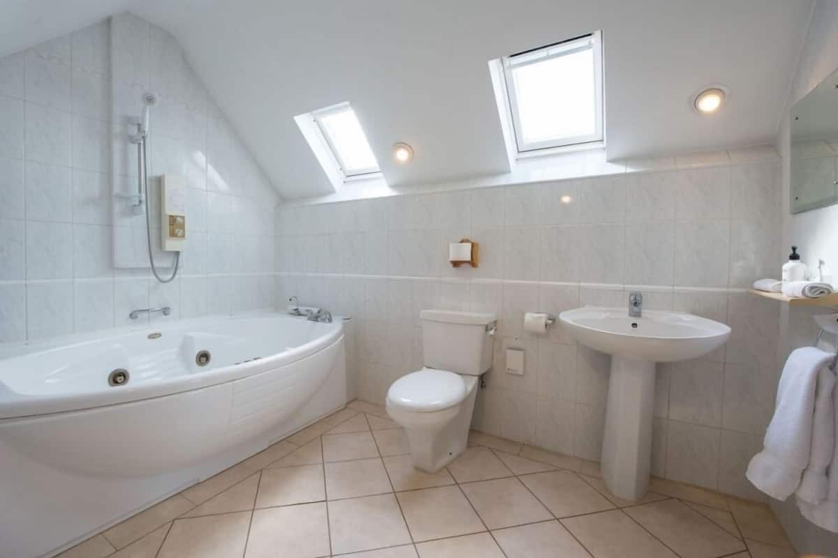 deluxe twin room | bathroom | shower, bathrobes, towels