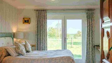 Deluxe Double Room | Minibar, blackout drapes, iron/ironing board, free WiFi