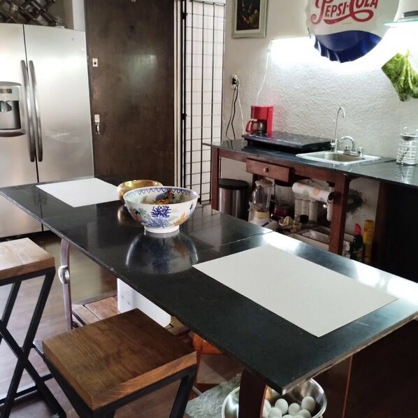 エコノミー トリプルルーム ダブルベッド 1 台 喫煙可 共用バスルーム | リビング エリア