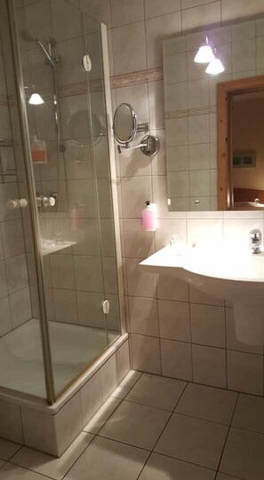 Shower, hair dryer - Hotel Altastenberg (Winterberg)