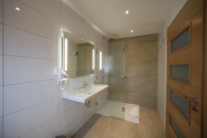 Standard Double or Twin Room | Bathroom shower