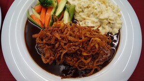 A plate with a meat dish, vegetables, and mashed potatoes. - Hotel Gasthaus Sonne (Peissenberg)