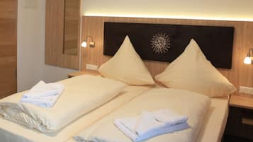 Kamar Double atau Twin Standar | Meja kerja, tirai kedap cahaya, dan kedap suara