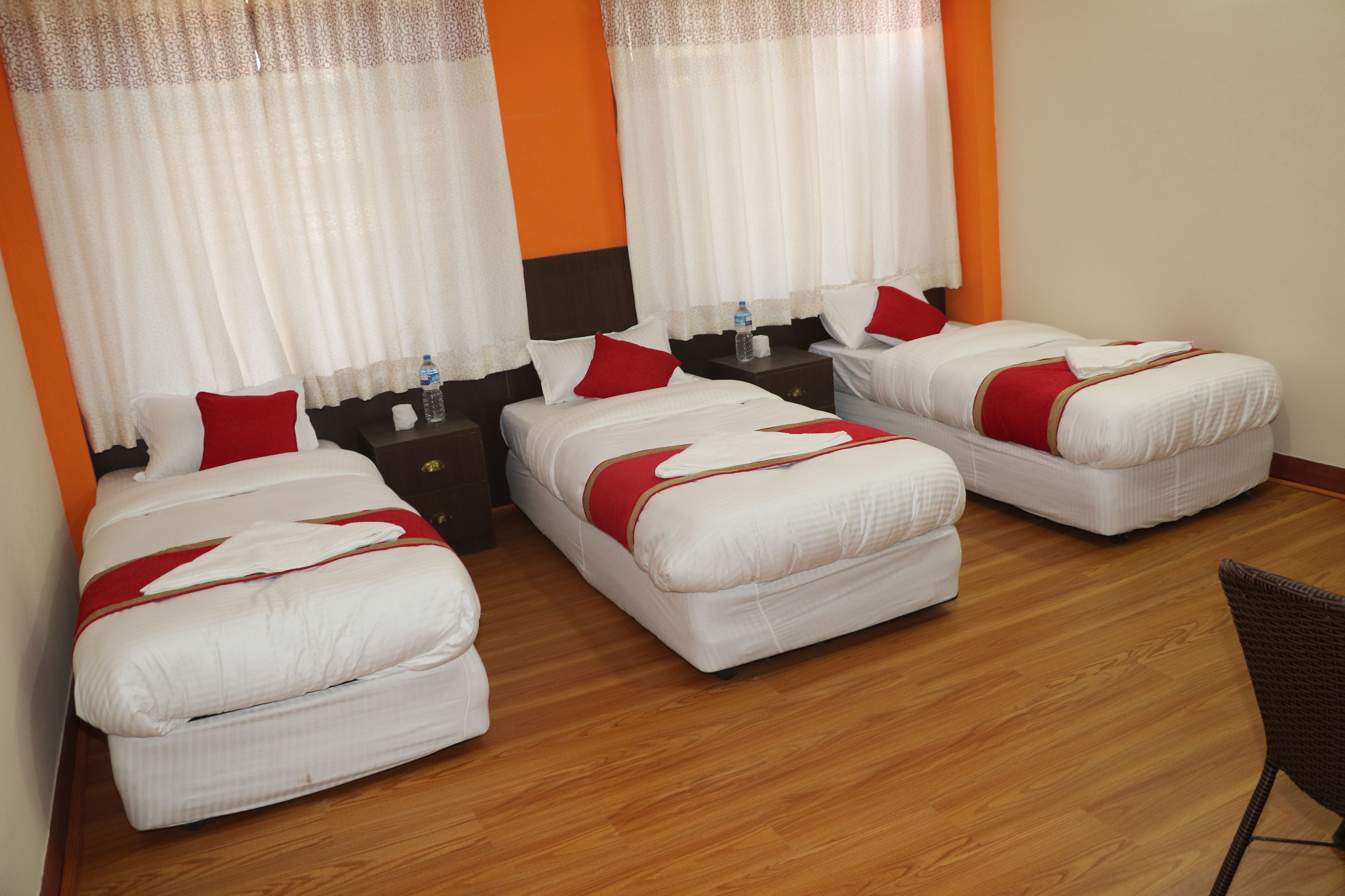 Caja de seguridad en la habitación y tabla de planchar con plancha 