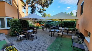 Outdoor dining - Tulipan Pruhonice Hotel (Pruhonice)