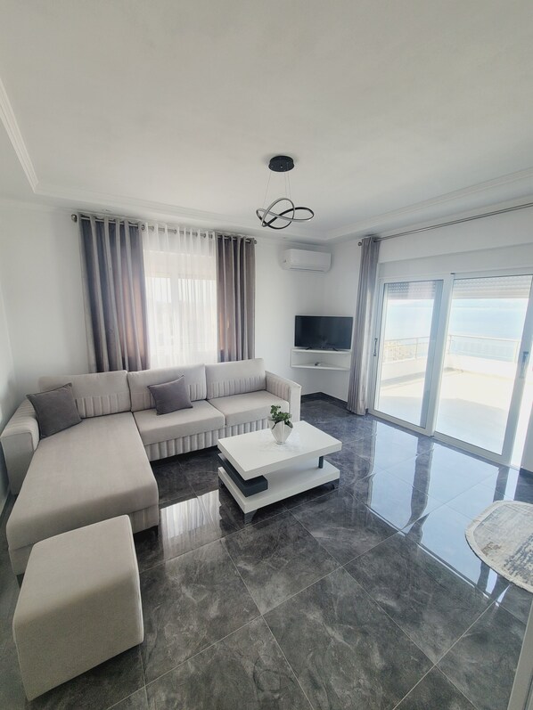 Deluxe Studio Suite, 1 King Bed with Sofa bed, Non Smoking, Sea View | Living area - Makla Apartaments (Sarandë)