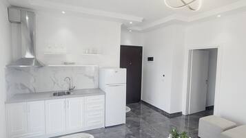 Deluxe Studio Suite, 1 King Bed with Sofa bed, Non Smoking, Sea View | Private kitchen | Fridge, cookware/dishes/utensils