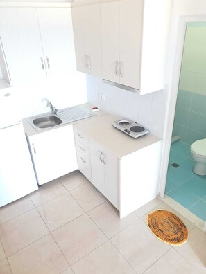 Panoramic Room, Multiple Beds, Non Smoking | Private kitchen | Fridge, cookware/dishes/utensils - Makla Apartaments (Sarandë)