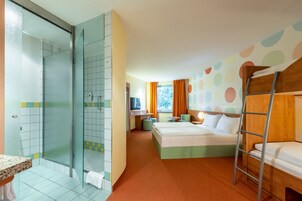 Escritorio, sistema de insonorización, wifi gratis y ropa de cama 