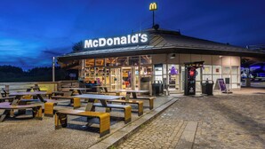Un restaurant McDonald's amb terrassa i servei de menjares a porta tancada.