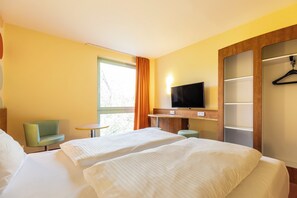 ダブルルーム | デスク、防音設備、ベビーベッド (無料)、WiFi (無料)