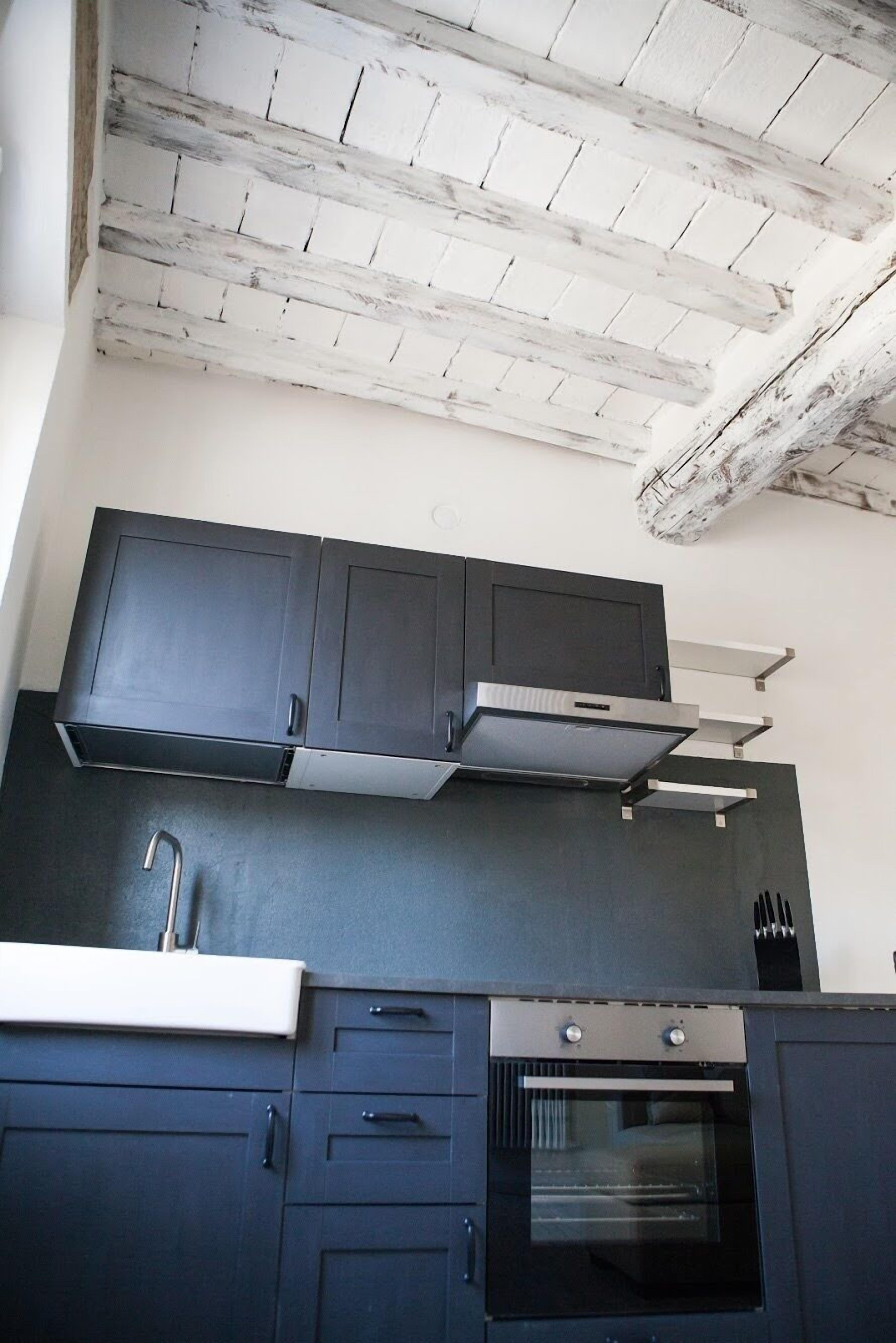 Loft Deluxe, 1 letto king, balcone, vista città | Cucina privata | Frigorifero, piano cottura, macchina per tè/caffè, bollitore elettrico