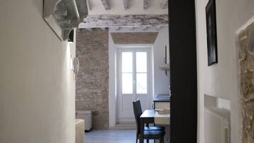 Loft Deluxe, 1 letto king, balcone, vista città | Una scrivania, insonorizzazione, Wi-Fi gratuito, lenzuola