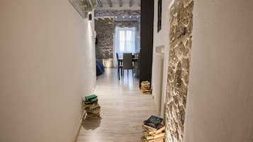 Loft luxo, 1 cama King, sacada, vista para a cidade | Área de estar | TV de tela plana