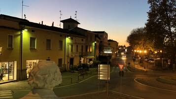 Fachada de la propiedad por la tarde o noche