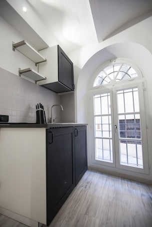 ์ต์คํด๋ฃจ์๋ธ ์ํํธ, ์นจ์ค 1๊ฐ, ์๋ด ์ ๋ง | ๊ฐ์ค์์ ๋ณด์ด๋ ์ ๋ง