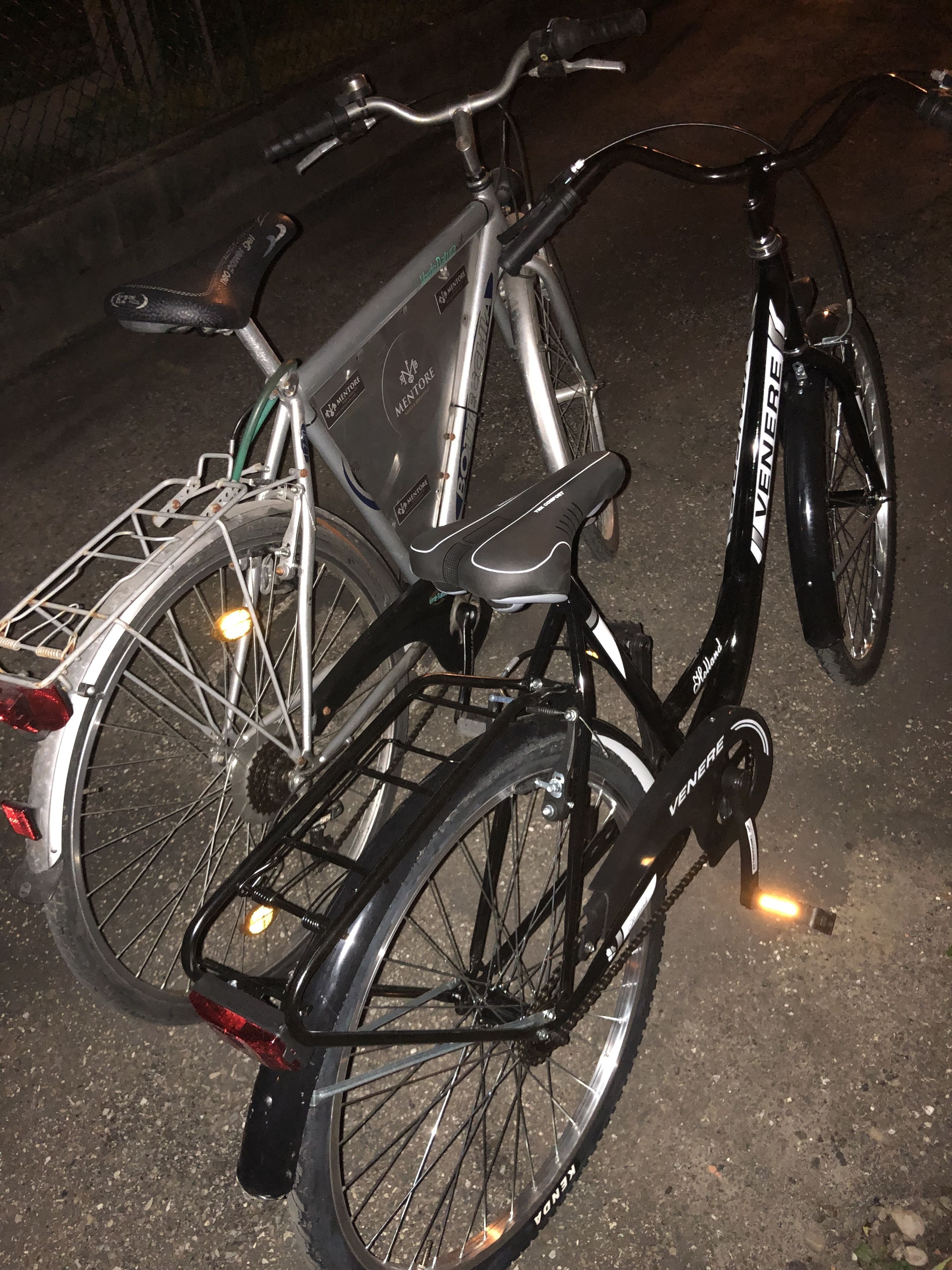 Un vélo équipé d’une fourche avant à suspension, d’un porte-bagages arrière et d’un support pour bouteille d’eau.