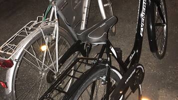 Un vélo équipé d’une fourche avant à suspension, d’un porte-bagages arrière et d’un support pour bouteille d’eau.