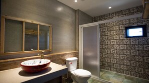 Habitación familiar | Baño | Regadera, amenidades de baño gratuitas, secadora de cabello, pantuflas