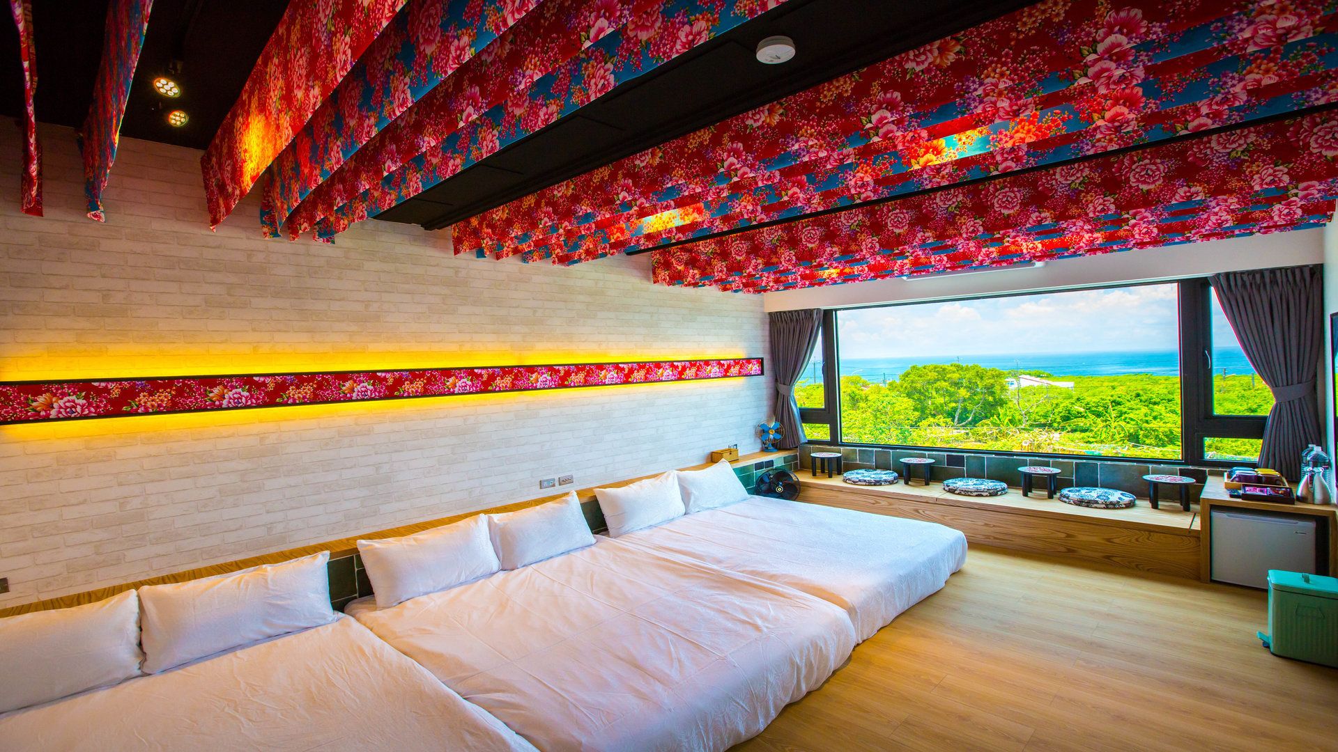 Family Room | Desk, blackout curtains, free WiFi, bed sheets