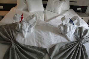 Minibar, coffres-forts dans les chambres, bureau, rideaux occultants