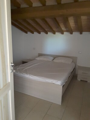 4 室のベッドルーム、セーフティボックス (室内)、WiFi、ベッドシーツ