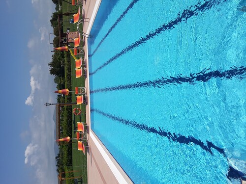 Große Vierzimmerwohnung mit Pool in der Nähe des Meeres