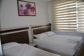 Habitació triple clàssica | Wifi gratuïta i roba de llit