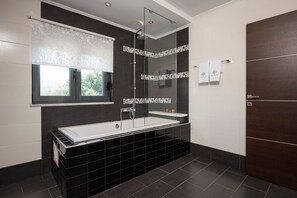 Villa | Baño | Tina de hidromasaje, amenidades de baño gratuitas, secadora de cabello 