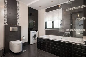 Villa | Salle de bain | Baignoire à jets, articles de toilette gratuits, sèche-cheveux