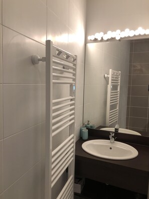 Shower, hair dryer, towels - The Houses of Périgord "Côté Cinéma (Terrasson-Lavilledieu)