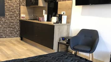 1 bedroom, desk, travel cot, WiFi