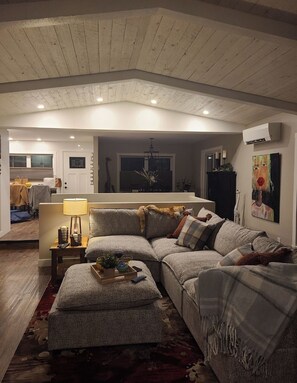 20-inch flat-screen TV with digital channels, TV, Netflix - The Chirping Cricket Bed & Breakfast (Peachland)