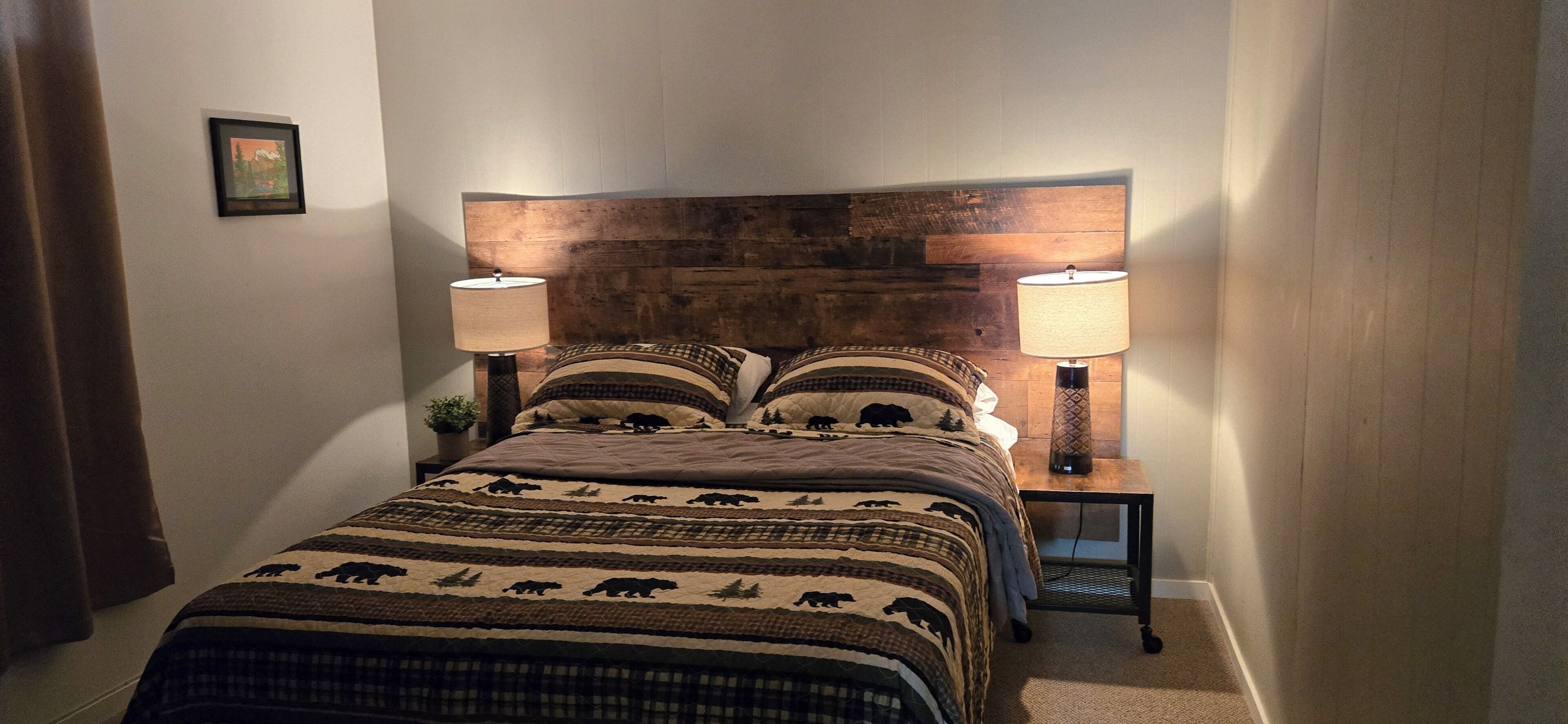 Chambre de base, 1 grand lit, non-fumeur | Fer et planche à repasser, accès au Wi-Fi (inclus), literie fournie