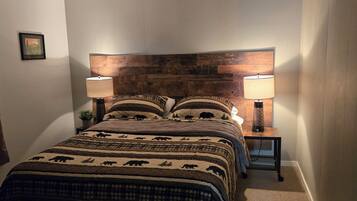 Chambre de base, 1 grand lit, non-fumeur | Fer et planche à repasser, accès au Wi-Fi (inclus), literie fournie