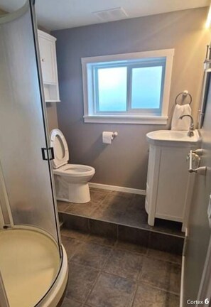 Free toiletries, hair dryer, towels - The Chirping Cricket Bed & Breakfast (Peachland)